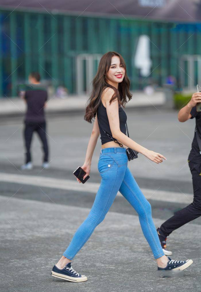 帆布鞋|黑色针织T恤搭紧身牛仔裤，尽显柔情少女范儿