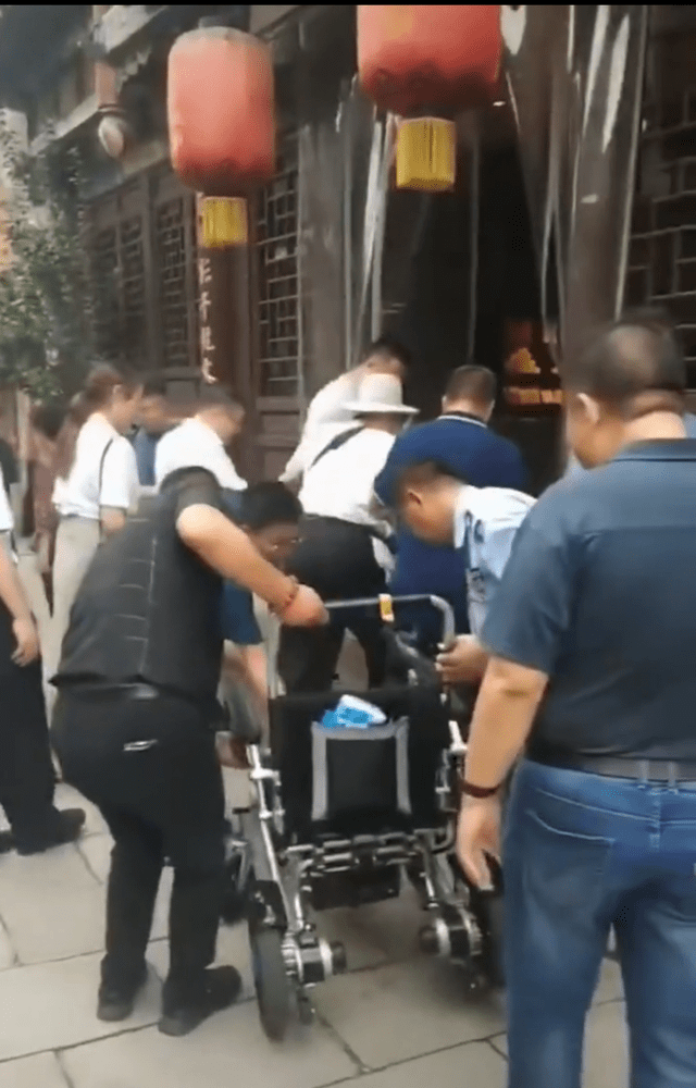 内地|洪金宝罕携妻内地度假，身形暴瘦俩人搀扶走不动，妻子拿手机拍不停