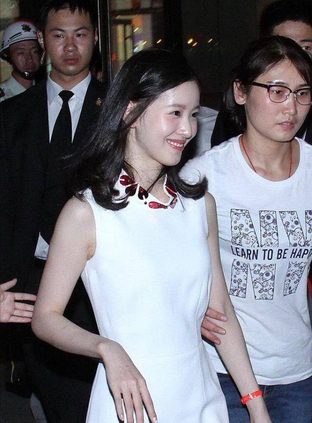 进行|“阔太”章泽天穿白色砍袖裙，看着很有少女感，减龄又可爱