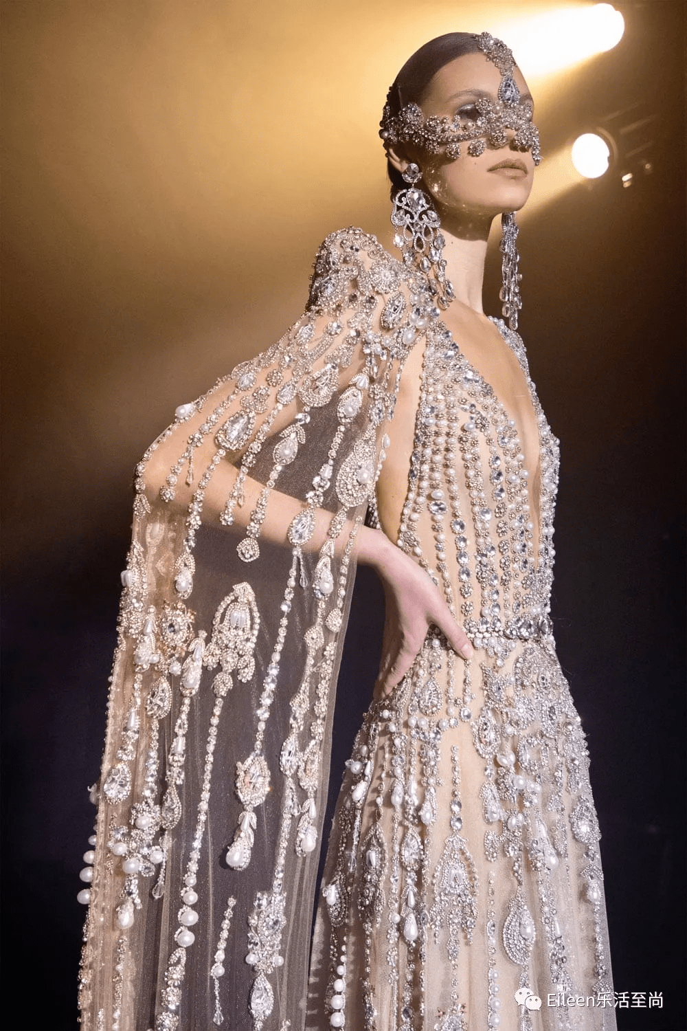 花朵|女星内卷必争？这场撒钱的盛宴到底有什么好看？