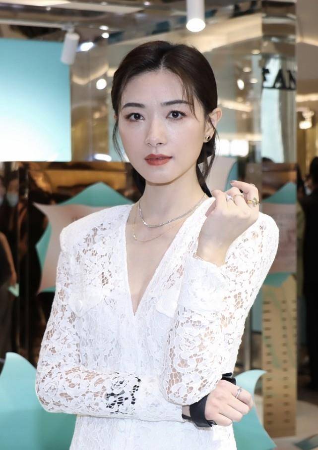 人气|“超高女生人气”的万茜，穿小白裙演绎“少女情”，好养眼