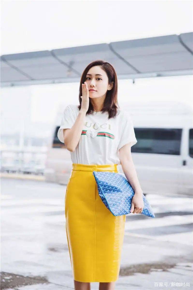 迷彩|郑钧小15岁娇妻真会穿,黑T搭迷彩超短裙,少女感溢出屏幕