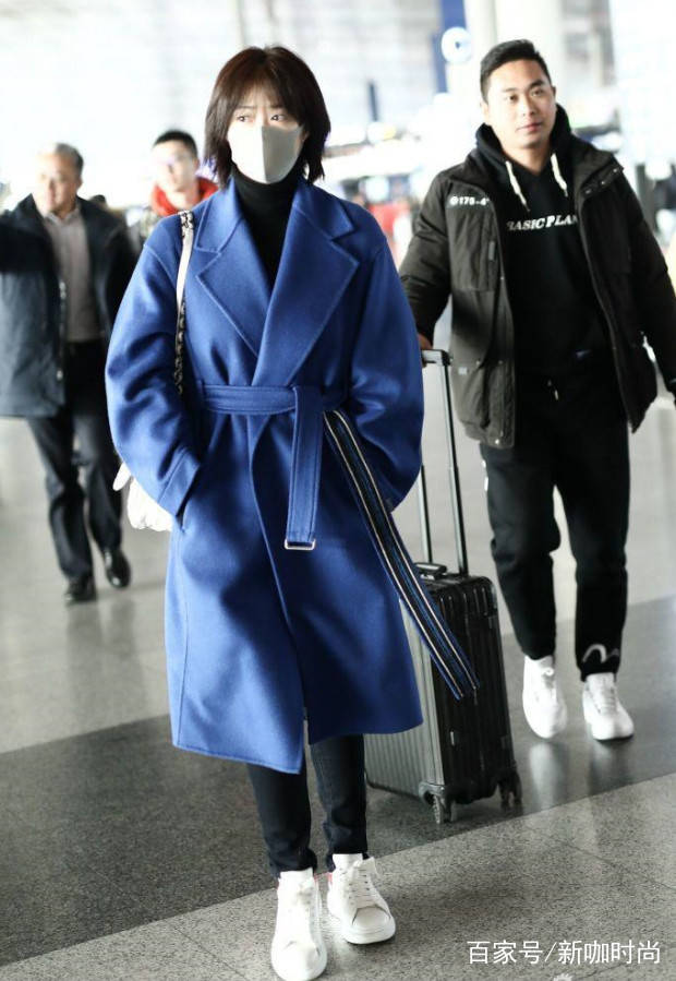 蓝色|瘦了的蒋欣撞脸谢娜？穿蓝色大衣彰显优雅气质，满满的女人味
