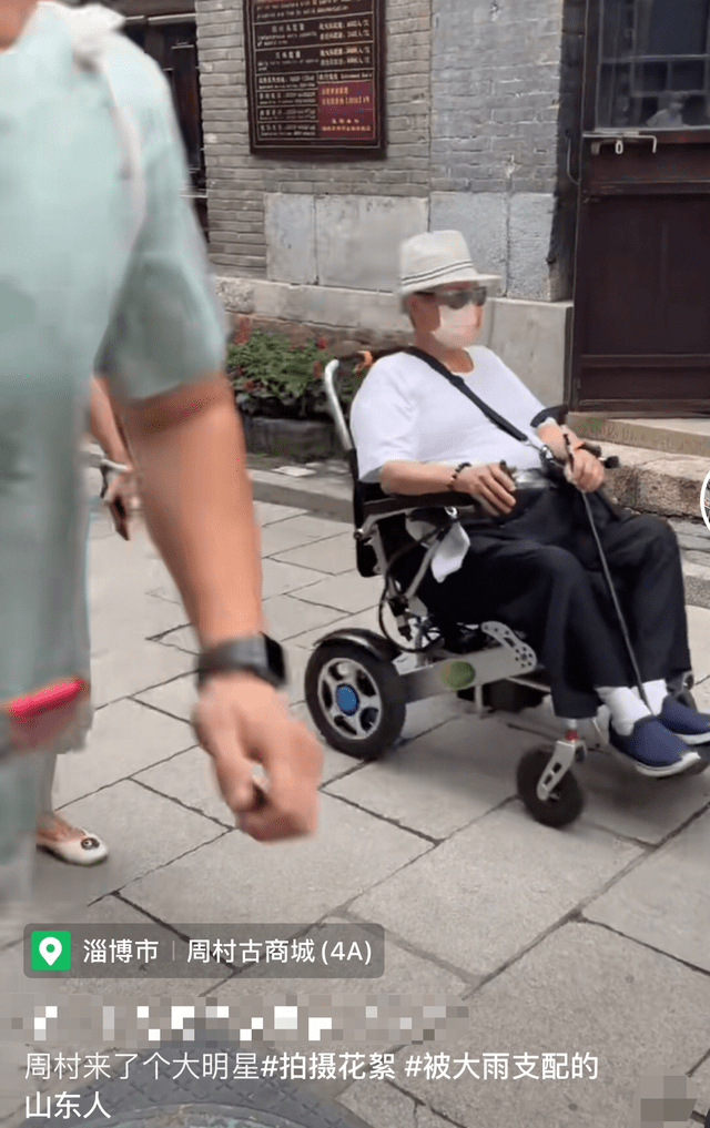 内地|洪金宝罕携妻内地度假，身形暴瘦俩人搀扶走不动，妻子拿手机拍不停