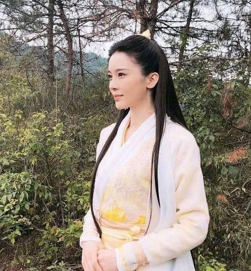 程灵素爱上了胡斐,然而胡斐爱的却是早已出家的袁紫衣