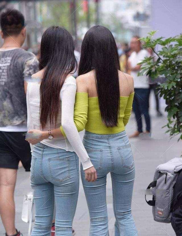 浅色|纯白色紧身上衣搭配浅色牛仔裤,显得小清新又俏皮