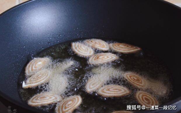 面团|馋哭隔壁小孩的零食，卷一卷，嘎嘣脆，做一次吃一周，不用花钱买