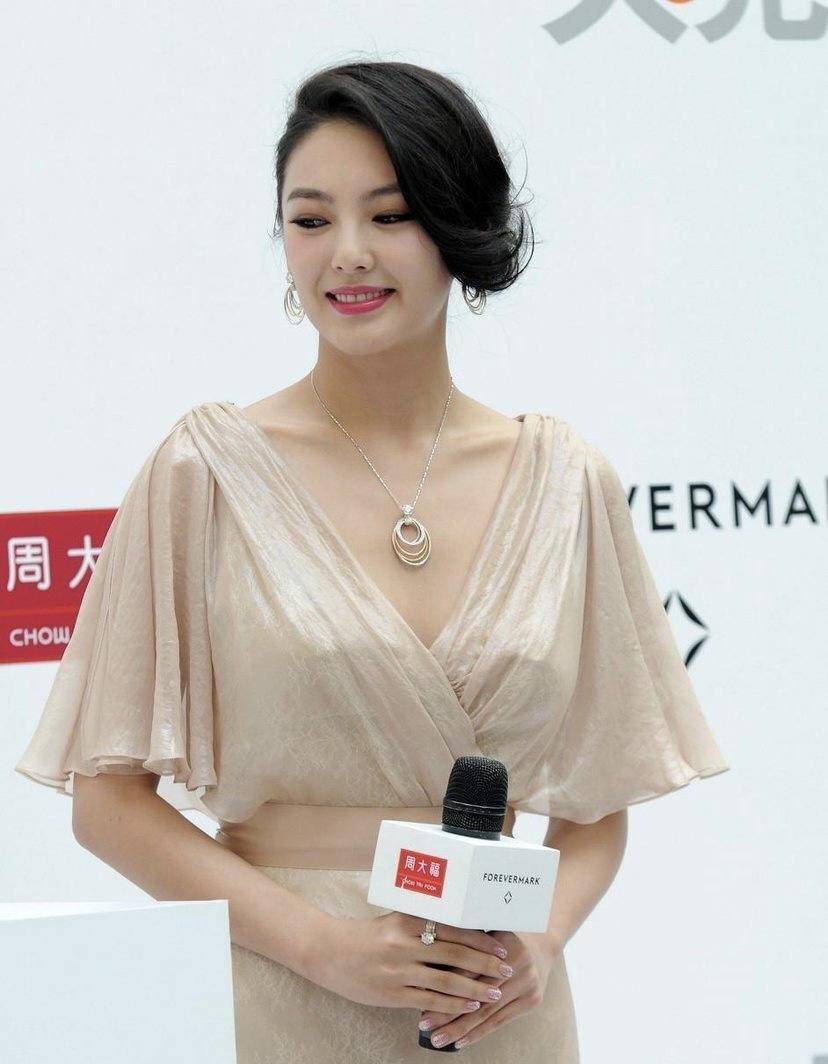 设计|张雨绮女王范十足，穿一袭淡粉色轻纱吊带裙惊艳亮相，尽显女人味