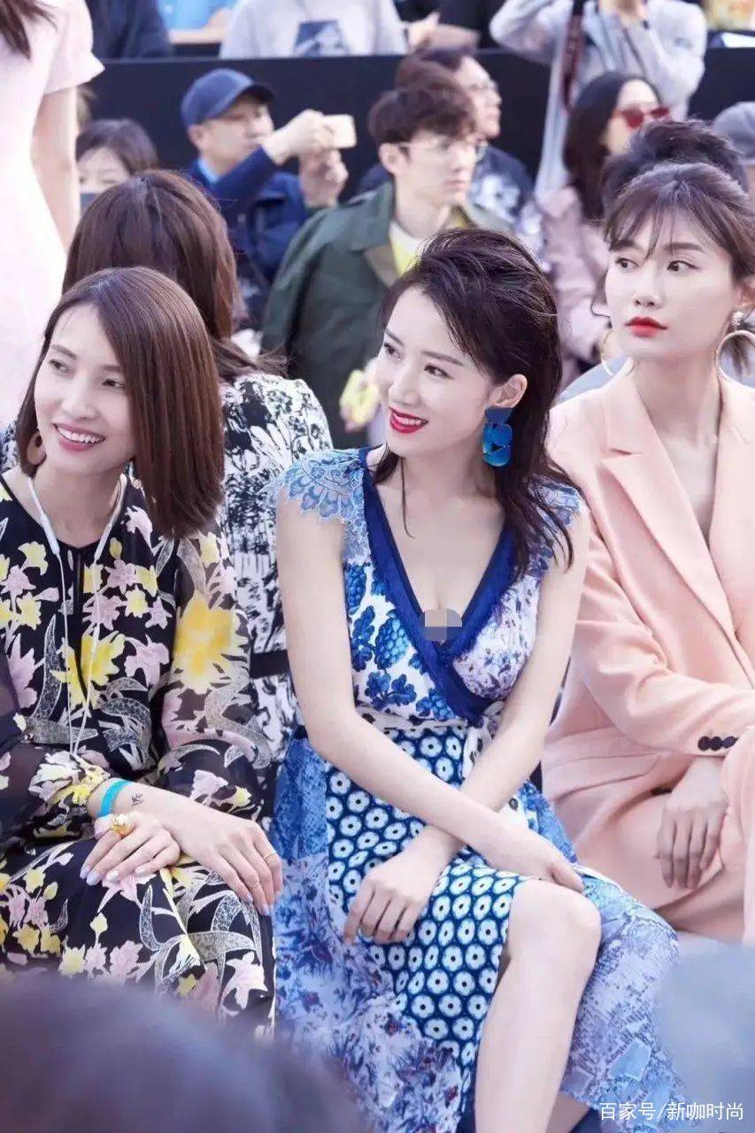 样式|掀起刘海的李念，身着一袭深V“青花瓷”长裙，高级感溢出屏幕