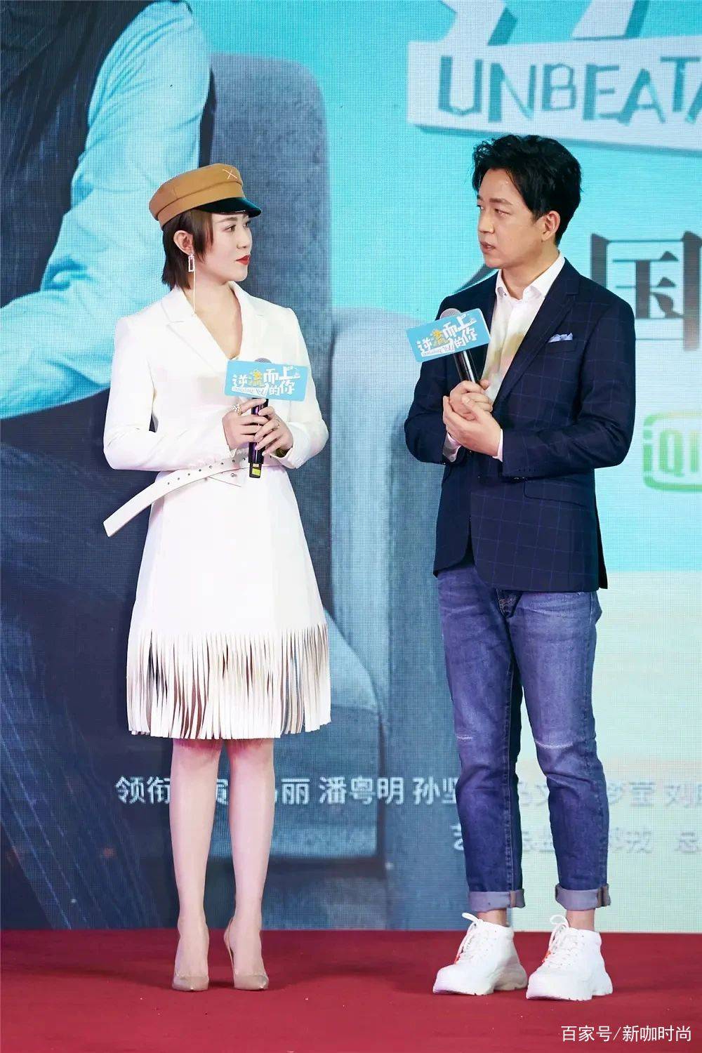 童趣|马丽的品位真高级，一身黑大衣气场全开，与小11岁老公恩爱非常