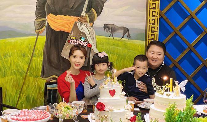 身材|金巧巧外出吃大排档,穿百元T恤怼脸直播,鸡蛋白肤质比爱豆还嫩