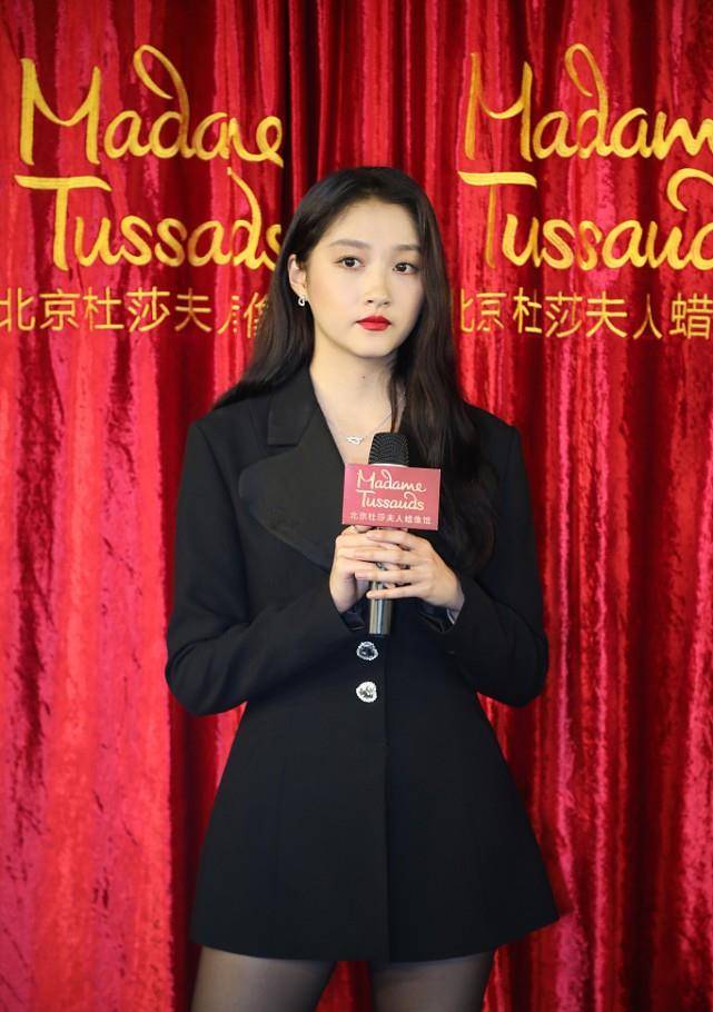 黑色|97年的关晓彤穿黑色西装扮“下身失踪”,光腿穿黑丝,太撩人