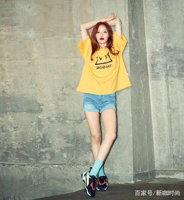 披肩|提前过夏天？泫雅背心配短裤，还围一个披肩，到底是冷是热？