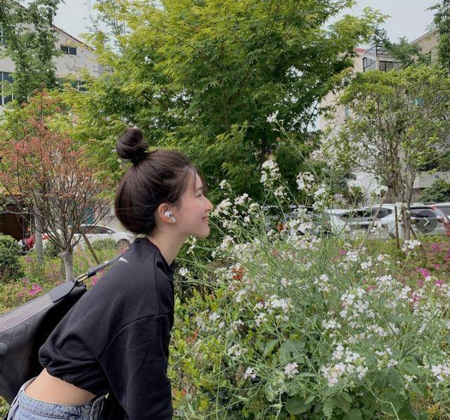 方包来|甜美女孩赵露思，身穿露脐卫衣超吸睛，美炸了！