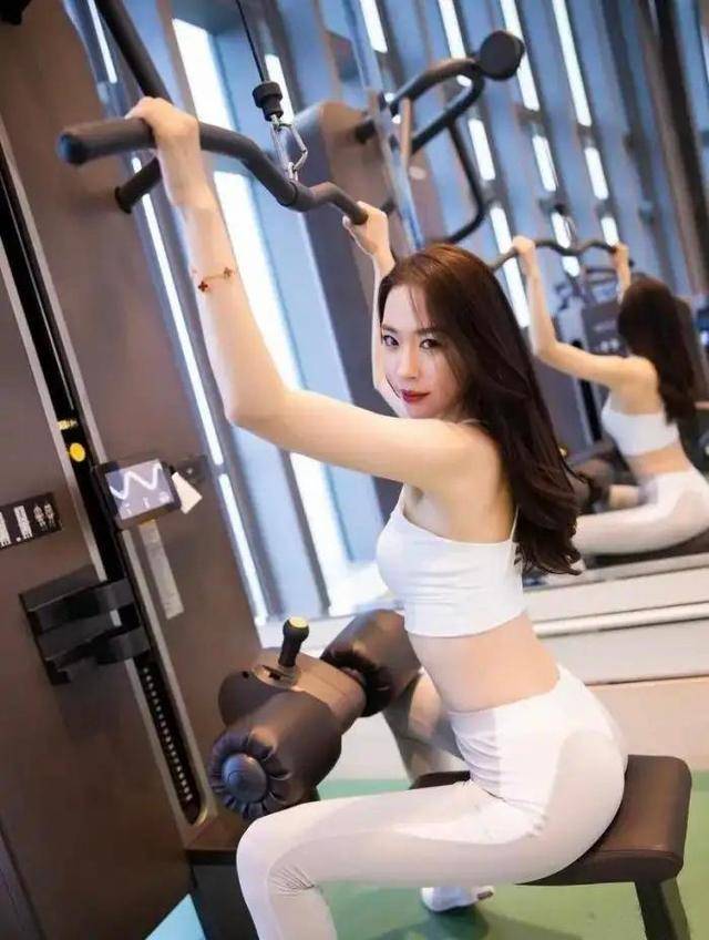 运动裤|白色吊带搭配灰色运动裤,喜欢健身的可以参考!