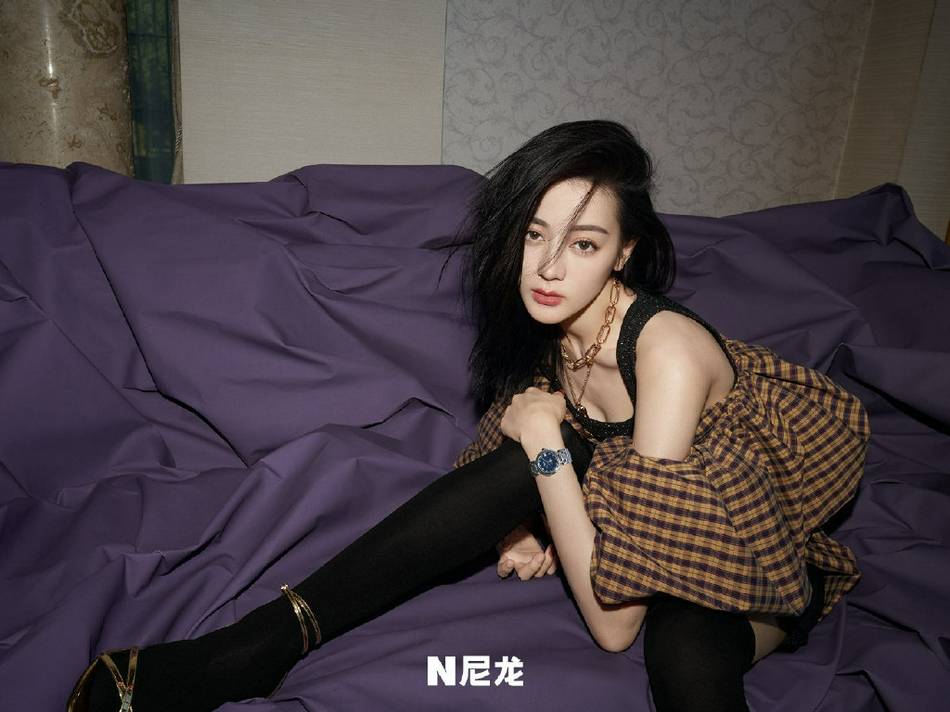 当红|迪丽热巴穿吊带裙秀肩颈线条!雪肤白嫩太性感撩人