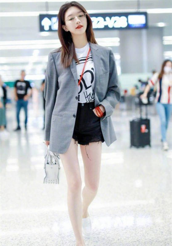 江疏影|江疏影难得放飞自己，明明没超模腿硬扮下衣失踪，凭冷白皮仍惊艳