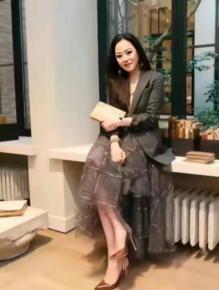 漂亮|章小蕙才是真名媛，穿白裙媚而不俗，发福的身材反而有女人味！