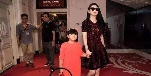 郭晶晶|郭晶晶跟李湘同台斗艳赢了!两大阔太同穿长裙,冠军跟土豪的区别