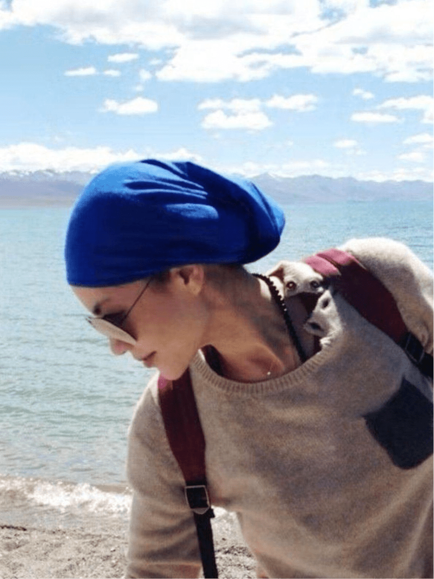 头巾|王菲不愧是潇洒天后，穿补丁裤一身朴素打扮去旅游，包头巾好个性