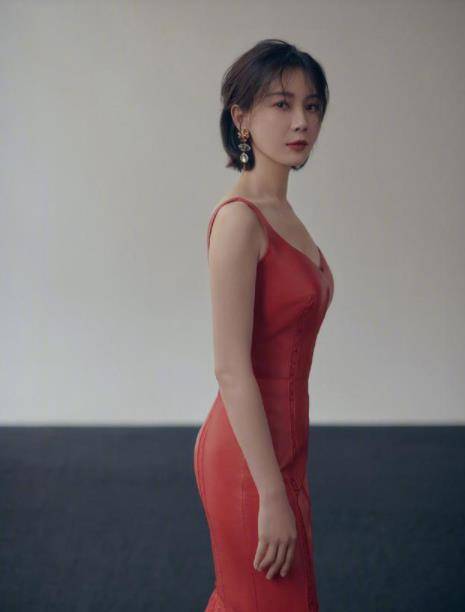 贴肤|陈数就是自信，穿紧身裙肚子直接鼓起来，幸亏颜值气质加分不翻车