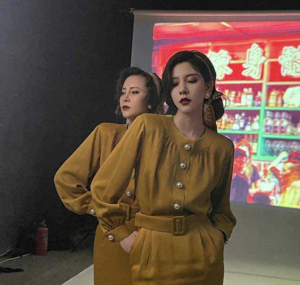 波浪|宋妍霏和妈妈同秀80年代复古风,黄色裙配大波浪,发带好有年代感