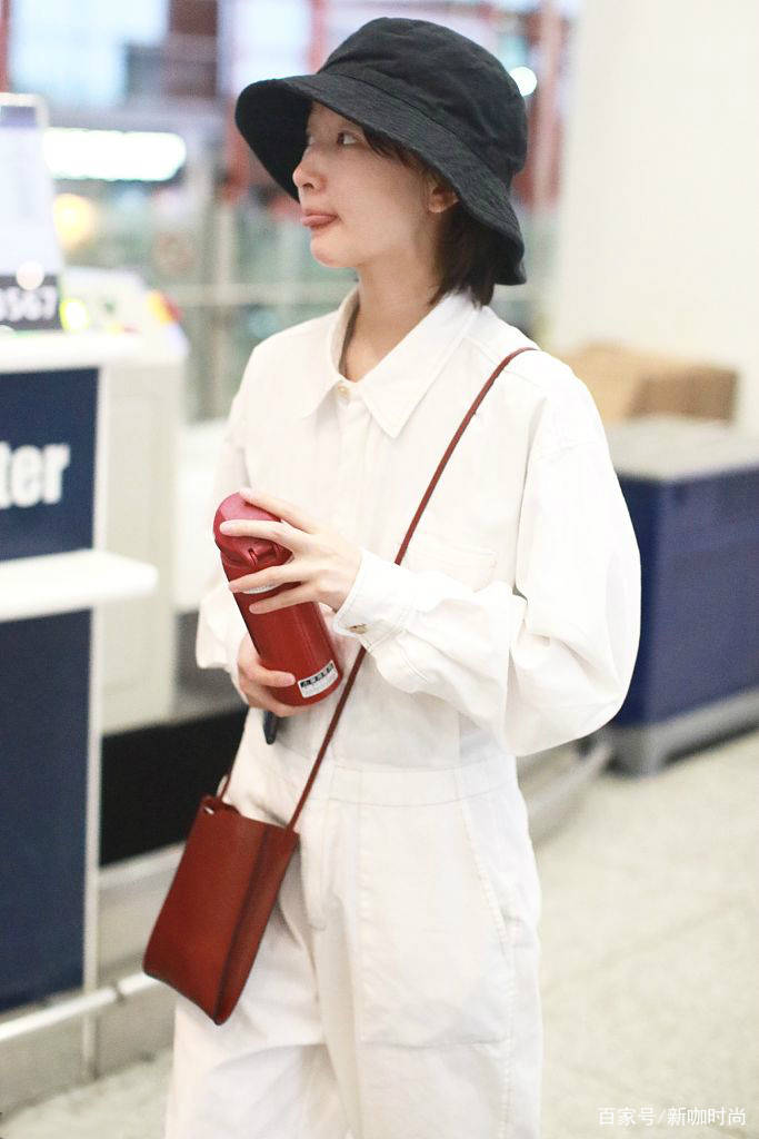 麻袋|周夏雨衣品滑落?白色工装服穿成麻袋装,太瘦的烦恼