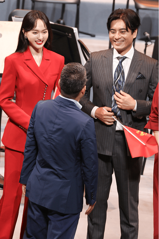 &quot|唐嫣婚后状态一直挺在线，穿红西装撕掉＂傻白甜＂标签，又美又飒