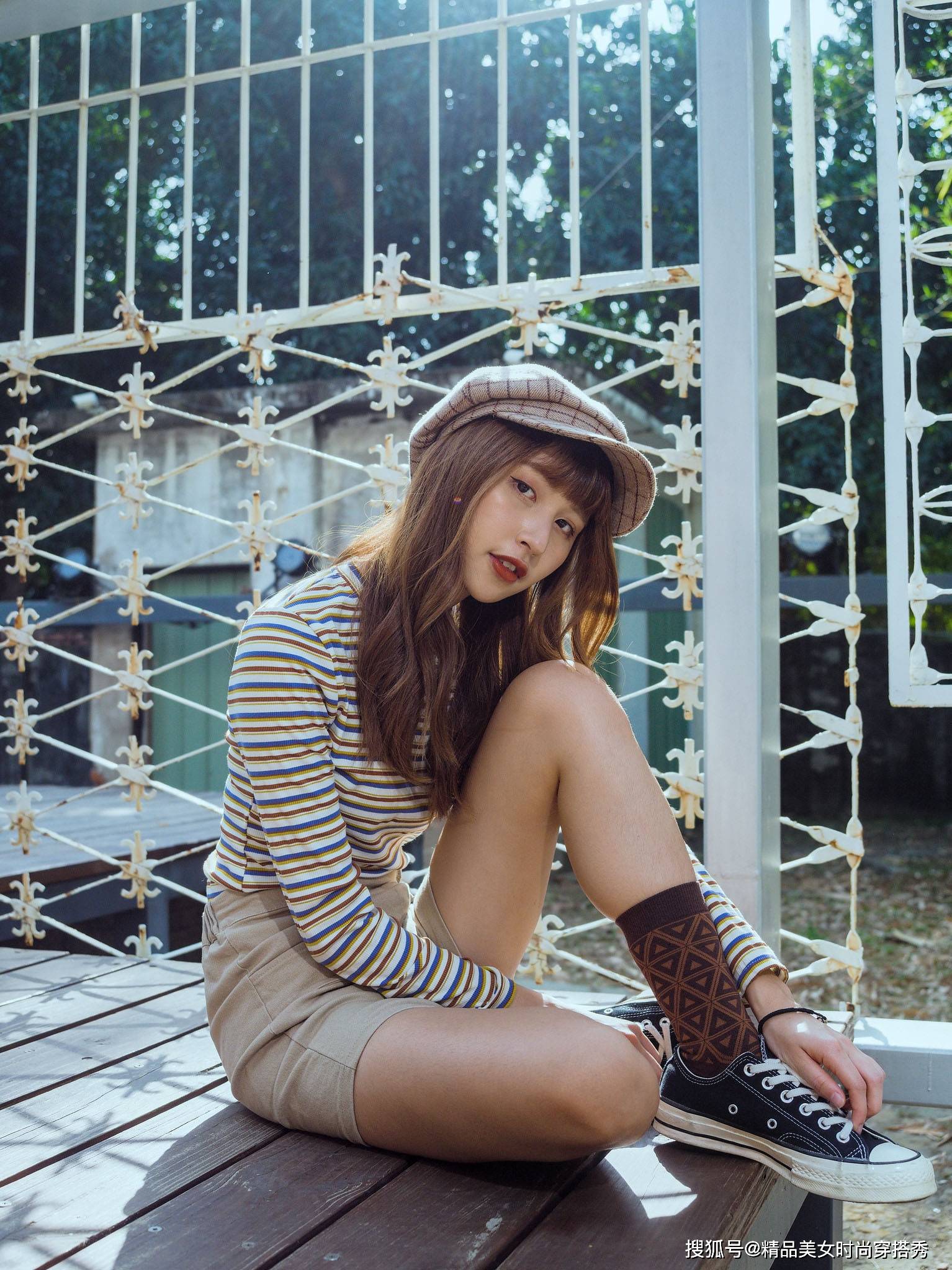 展现大|小个子女生夏天穿“条纹衫”，搭配高装袜，休闲又潮范十足