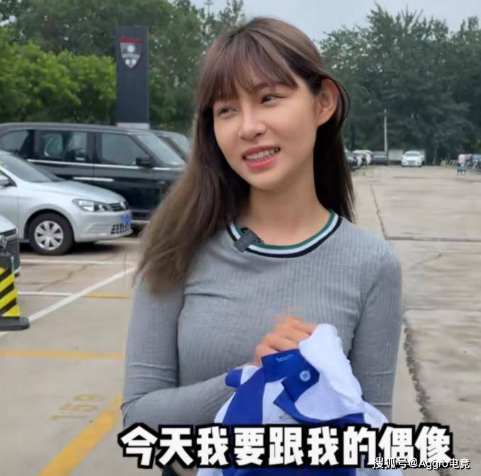 来了一场全网关注的三角恋炒作,之后又接连搭上虎哥,小刚学长等网红