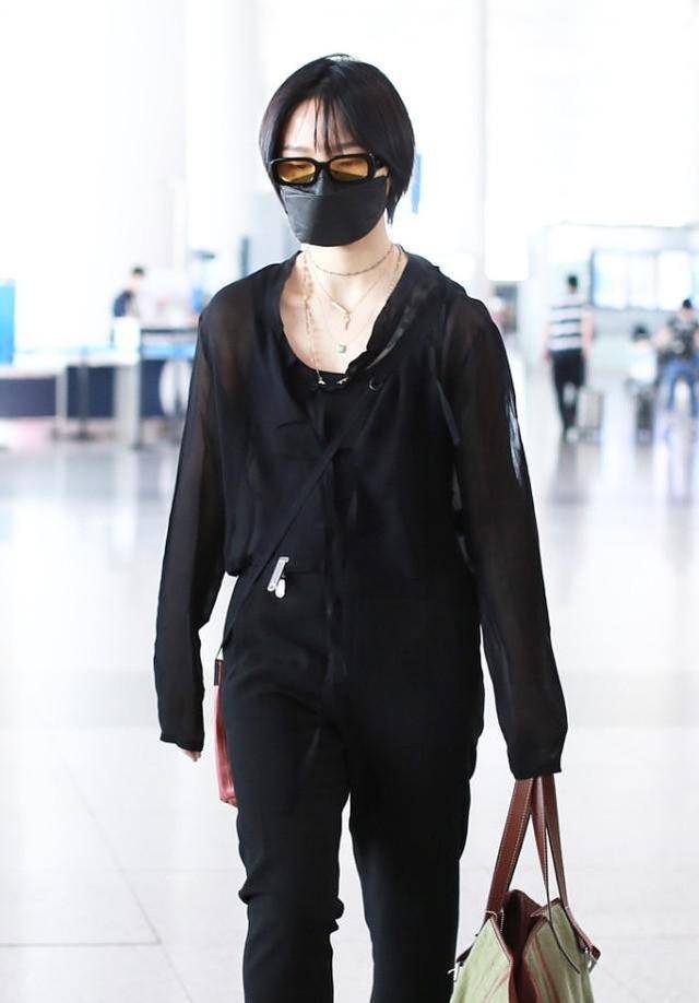 一身|周笔畅的造型让人难理解，“平板”身材穿挂脖上衣，一身黑挺高级