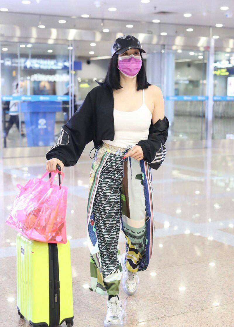 卫衣|钟丽缇真时髦,半截卫衣+紧身背心个性十足,这样穿很需要勇气