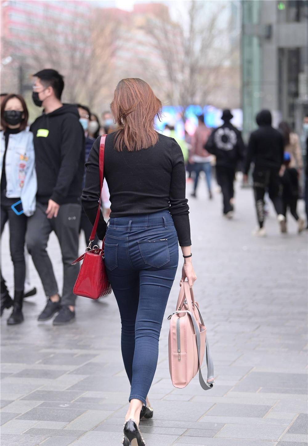 季节|好看的紧身牛仔裤，在这个季节穿着刚刚好，搭配什么鞋子更好看？