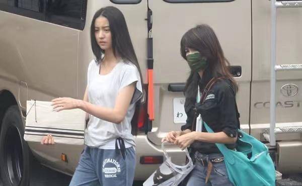 黑色|工藤静香带女儿出门，她穿紧身裤细腿不输木村光希，不愧是女神