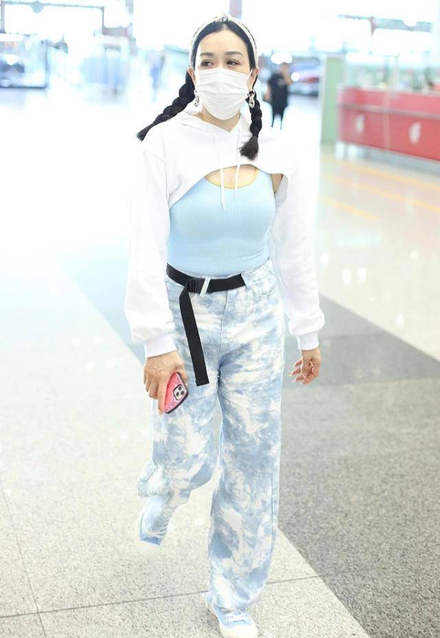 卫衣|钟丽缇真时髦，半截卫衣+紧身背心个性十足，这样穿很需要勇气