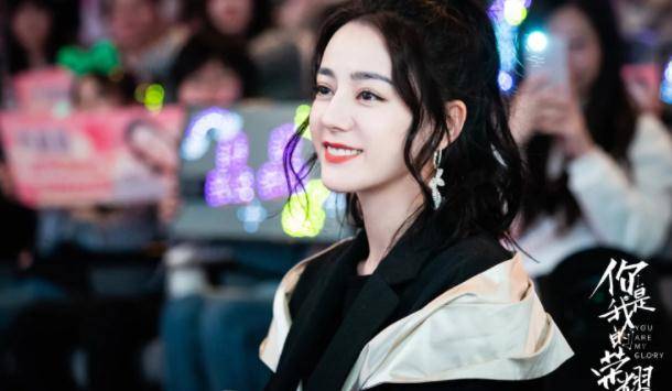 因为|《你是我的荣耀》开播，29岁的热巴演18岁高中生，竟毫无违和感