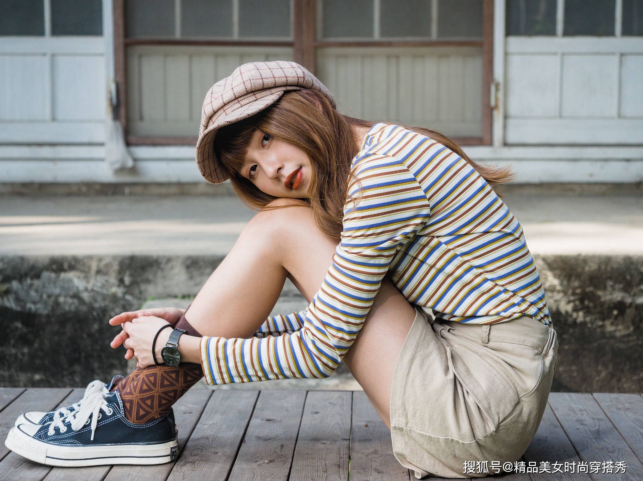 展现大|小个子女生夏天穿“条纹衫”，搭配高装袜，休闲又潮范十足