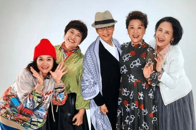 黑色|潘虹许娣五姐妹真是大妈典范,穿妈妈装配丝巾拍照,不俗反而优雅