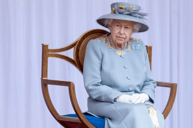 女王|英国70岁长公主贼懂蓝色！穿格纹裙嫩到掐出水，笑靥如花接班女王