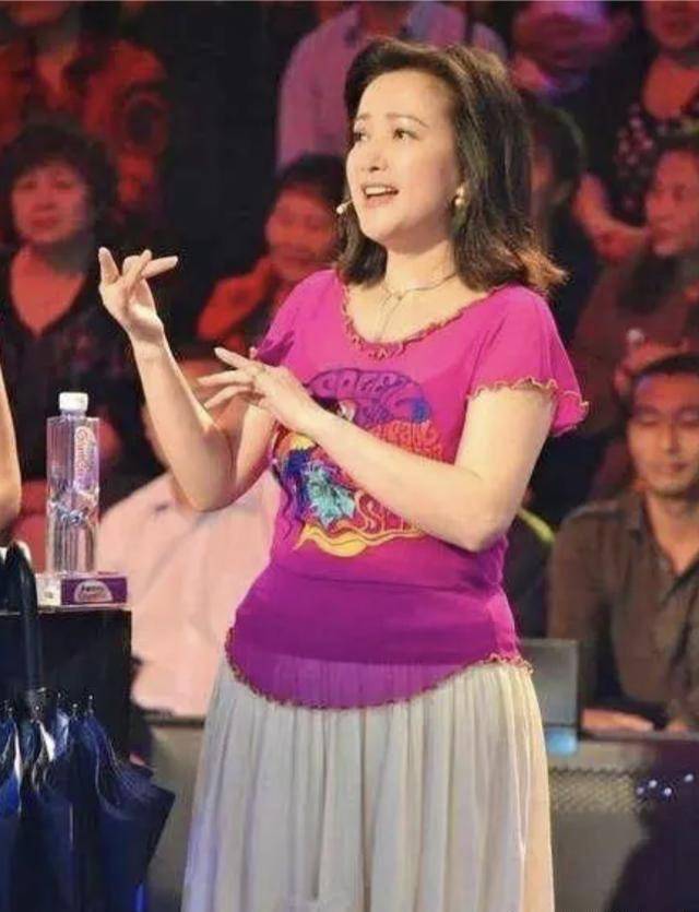 中老年|何晴无惧身材发福，穿T恤走红毯够自信，有“大妈肚”气质也高级