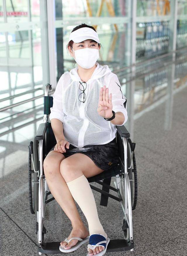 陈松伶|陈松伶携小8岁老公走机场，穿碎花连衣裙身材发福，却被宠成公主