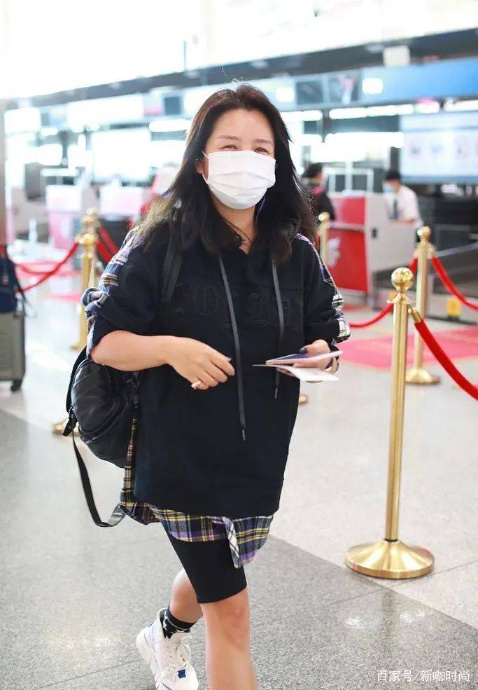 何洁|何洁又胖了？格子拼接卫衣搭健美超短裤，小粗腿不忍直视