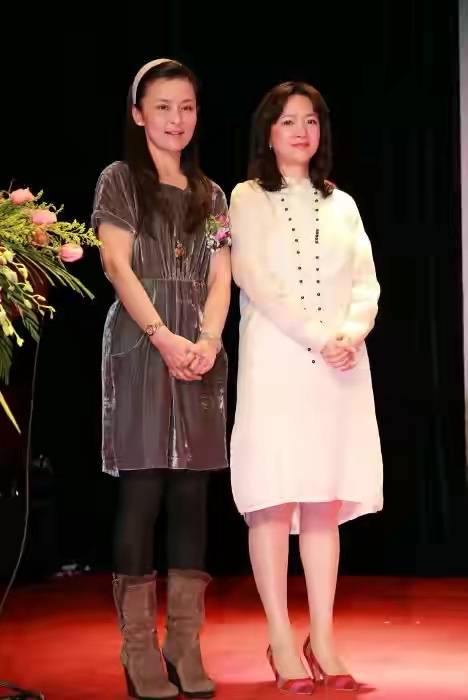 中老年|何晴无惧身材发福，穿T恤走红毯够自信，有“大妈肚”气质也高级