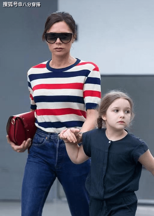 显得|维多利亚气质真好，条纹T恤配牛仔裤简约随性，大长腿实力抢镜