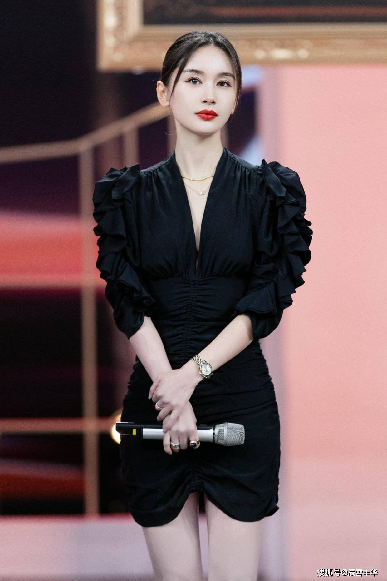 黑色|学王子文穿一身黑色，T恤配“薄纱”印花裙，全黑造型一点不沉闷