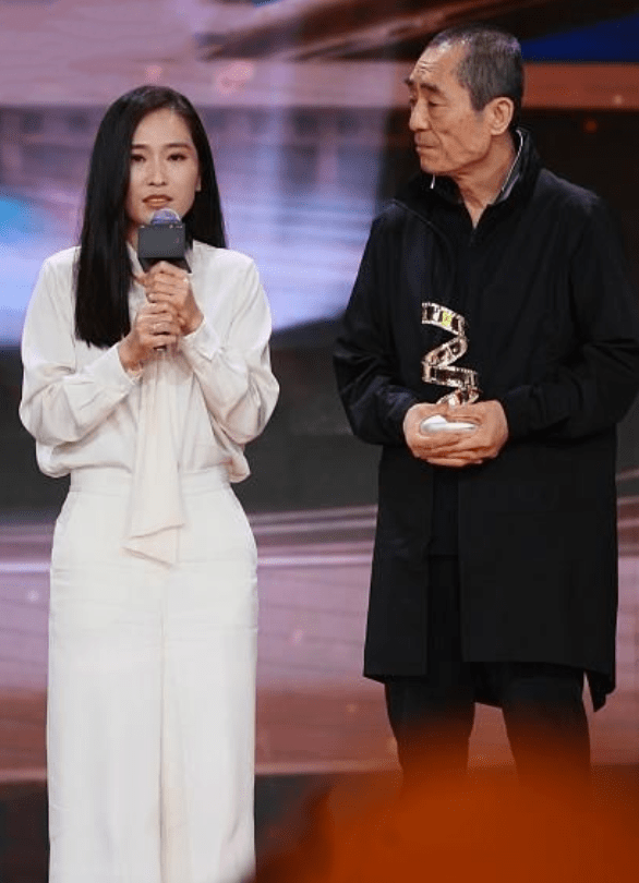 设计|张艺谋女儿才是真会穿，一身白色套装看似简单随意，却很有文艺范