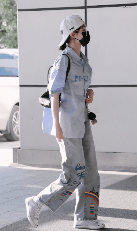 场合|林志玲在故宫太会穿,白色短袖衬衫配半身裙,戴丝巾端庄优雅