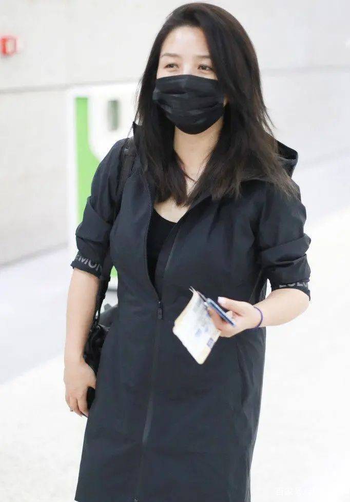 何洁|何洁终于穿对一次，中长款风衣搭紧身裤，拼色鞋子成关键