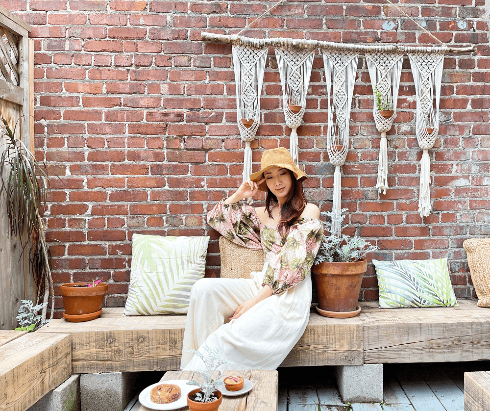 陈赫|陈赫前妻不愧是模特,短上衣配牛仔裤就穿成风景,远看还似小姑娘