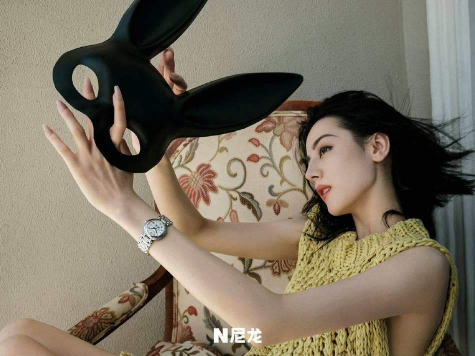 当红|迪丽热巴穿吊带裙秀肩颈线条!雪肤白嫩太性感撩人